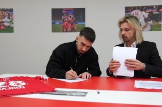 Kreshnik Hajrizi lors de la signature de son contrat, accompagné par le directeur sportif Barth Constantin
